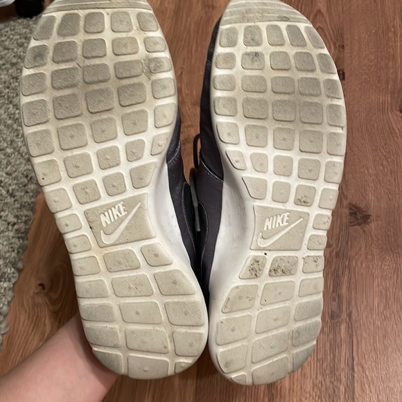 Silver nikes - Picture 2 of 3